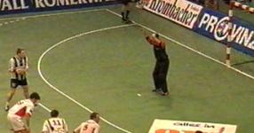 Niko verwandelt den Siebenmeter zum 17:13