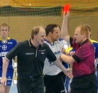 Rasmussen sah in der 52. Minute rot