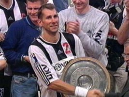 Max erh�lt von DHB-Pr�sident Uli Strombach die Meisterschale