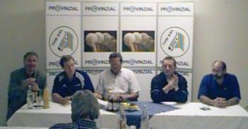 Pressekonferenz. Von links: THW-Manager Schwenker, THW-Trainer Serdarusic, Hallensprecher K�rting, Hamelns Trainer Biegler, Hamelns sportl. Verantwortlicher J�rgens