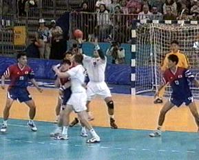 60. Minute: Christian Schwarzer wird am Kreis angespielt und erzielt Sekunden sp�ter den 24:24-Endstand.