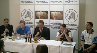 Pressekonferenz. Von links: THW-Manager Uwe Schwenker, THW-Trainer Noka Serdarusic, Hallensprecher Rolf K�rting, TBV-Trainer Iouri Chevtsov, TBV-Manager Fynn Holpert