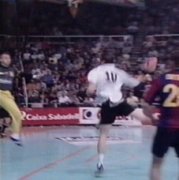 53. Minute:  L�vgren verk�rzt per Einzelaktion zum 22:27.