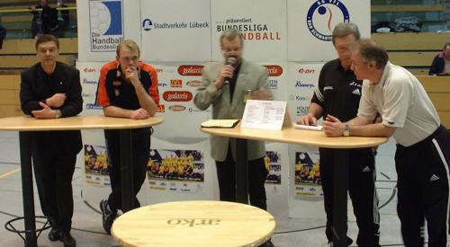 Pressekonferenz: Von links: SG-Manager Diebitz, SG-Trainer F�ltn�s,  Hallensprecher, THW-Trainer Serdarusic, THW-Manager Schwenker.