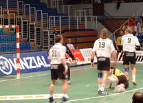 Mit Essens Kreisl�ufer Dragunski (hier am Boden) hatte die THW-Deckung in der 1. Hz. so ihre Probleme...