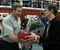 Gratulation vor dem Spiel: Blumen von Dierk Schm�schke zum 51. Geburtstag.