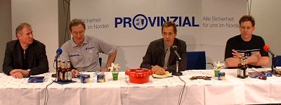 Pressekonferenz. Von links: THW-Manager Schwenker, THW-Trainer Serdarusic, Moderator Pipke, SCM-Trainer Gislason.