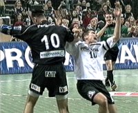 �bermotiviert? Perunicic sieht nach diesem Foul an L�vgren die gelbe Karte.