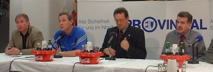 Pressekonferenz. Von links: THW-Manager Schwenker, THW-Trainer Serdarusic, Hallensprecher K�rting, Prules Trainer Karmenica.
