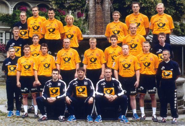 Hinten von links: Sportl. Leiter Schmitz, Szilagyi, Fina, Krebietke, Lauritzen, Dragunski, TorgowanowMitte von links: Co-Trainer Schargy, Michel, Johannesson, Betreuer SkoppVorne von links: Trainer Chevtsov, Karrer, Skjaervold, Velykky,