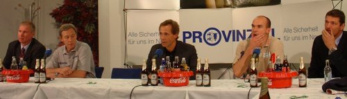 Pressekonferenz. Von links: THW-Manager Schwenker, THW-Trainer Serdarusic, Moderator Pipke, TBV-Trainer Mudrow, TBV-Manager Holpert