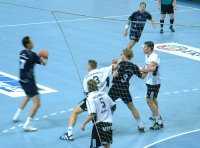 Kyung-Shin Yoon (l.) hatte gegen die THW gro�e Probleme.