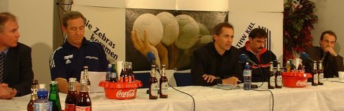 Pressekonferenz. Von links: THW-Manager Schwenker, THW-Trainer Serdarusic, Moderator Pipke, VfL-Trainer Hasanefendic, VfL-Manager Sauer.