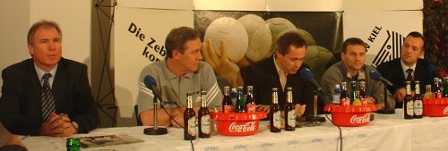 Pressekonferenz. Von links: THW-Manager Schwenker, THW-Trainer Serdarusic, Moderator Pipke, RK-Trainer Markovic, RK-Manager Nikic