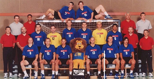 Lorenz, Physiotherapeut HubertUnten von links: Roos, Bedzikowski, Mierzwa, Leo L�wenherz, Grimm, Petersson, Valcic