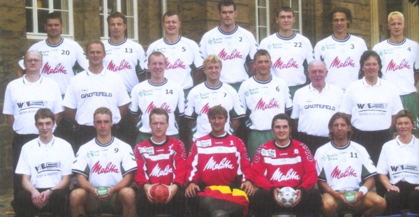 Hinten von links: Ziercke, Buschmann, Kussilev, Bezdicek, Maksimovic, von Behren, NiemeyerMitte von links: Arzt Dr. Sander, Trainer Rymanov, Carstens, Bjarnason, Prokop, Betreuer M�ller, Arzt Dr. P�hlmann