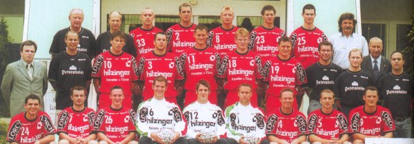 Rasch, Kunz, Physiotherapeut Pahle, Fitnesstrainer Meier, Hauptsponsor Hilzinger, Trainer HanningVorne von links: Schmelzle, Bauer, Finkbeiner, Leutner, Schneider, Lindblad, Degn Jensen, Kempf, TiedtkeEs fehlt: Rauh