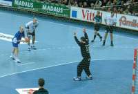 Vielleicht die spielentscheidende Szene: Bernd Roos tritt gegen Henning Fritz an, doch der Nationaltorh�ter pariert und der THW bleibt 22:21 in F�hrung.