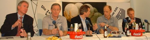Pressekonferenz. Von links: THW-Manager Schwenker, THW-Trainer Serdarusic, Moderator Pipke, SG-Trainer Rasmussen, SG-Manager Storm.