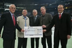 Den Scheck �ber die erzielte Summe �berreichten G�nter Schlatter (Vorstandsvorsitzender der Provinzial) und Hans-Peter Kr�mer (Vorstandsvorsitzender der Kreissparkasse K�ln) zusammen mit Uwe Schwenker Krebshilfe,