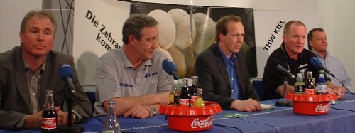 Pressekonferenz. Von links: THW-Manager Schwenker, THW-Trainer Serdarusic, Moderator Dautwiz, WHV-Trainer Carstens, WHV-Manager Koopmann.