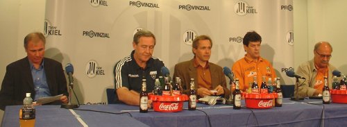 Pressekonferenz. Von links: THW-Manager Schwenker, THW-Trainer Serdarusic, Moderator Pipke, HSG-Trainer Petkovic, Sportl. Leiter der HSG Dotzauer