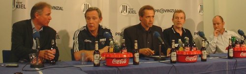 Pressekonferenz. Von links: THW-Manager Schwenker, THW-Trainer Serdarusic, Moderator Pipke, GWD-Trainer Niemeyer, GWD-Teamchef Gieseking