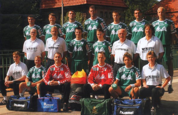 Oben von links: Ziercke, Kouzelev, Maksimovich, Bezdicek, Buschmann, Oceja, NiemeyerMitte von links: Arzt Dr. Sander, Trainer Niemeyer, Sch�psmeier, Simon, Betreuer M�ller, Arzt Dr. P�hlmannVorne von links: Physioth. Kirst, Rasmussen,