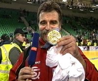 Bundestrainer Heiner Brand mit Goldmedaille und Schnauzer, der noch am Abend abrasiert werden sollte.