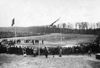Eine kalte Partie vor vollen R�ngen: Im Februar 1949 wurde das Stadion am Krummbogen mit einem Spiel gegen M�hlheim eingeweiht. 