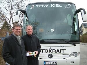Der Gesch�ftsf�hrer der AUTOKRAFT, J�rgen Fenske, und THW-Manager Uwe Schwenker freuen sich �ber die neue Partnerschaft.