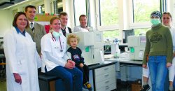 Der Chefarzt der Kinderkrebsstation, Dr. Alexander, pr�sentiert  THW-Marketingleiter  Martin Schmidt und "THW hilft"-Initiator Frank Henke die beiden Blutanalyse-Ger�te, die von der 27500-Euro-Spende der THW-Fans angeschafft wurden.