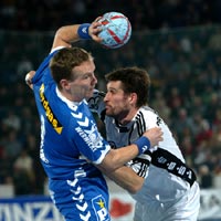 Stefan L�vgren packte nach seiner langen Verletzung auch in der Abwehr wieder zu (hier gegen Ronald Bahr).