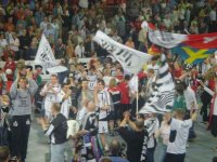 Jubel bei dem THW und seinem Anhang nach dem so wichtigen Sieg.  200 Fotos vom Spiel.