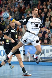 Stefan L�vgren setzt zum Sprungwurf an.