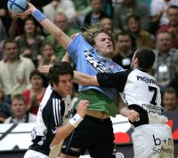 Koldings Henrik M�llgaard Jensen wird von Kim Andersson und Vid Kavticnik beim Torwurf attackiert.