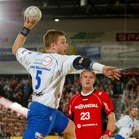 Frank Berblinger sorgt von Rechtsau�en f�r Torgefahr.