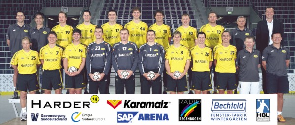 Hinten von links: Co-Trainer F�rba�, Arzt Dr. Maibaum, Siniak, Werum, Klimovets, Scholtes, Mocsai, Velyky, Jurasik, Trainer Chevtsov, Gesch�ftsf�hrer Schuppler.
