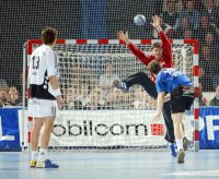 Bj�rn Navarin im Strafwurfduell mit Henning Fritz.