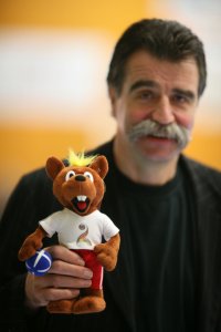 "Hanniball" in der Hand von Bundestrainer Heiner Brand