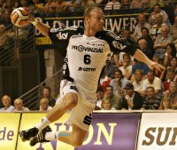 Henrik Lundstr�m beim Wurf.