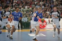 Gudjon Valur Sigurdsson enteilt Nikola Karabatic und Henrik Lundstr�m