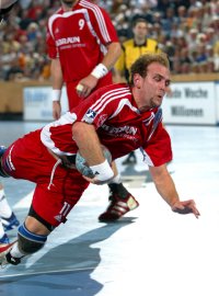 Petr Hruby beim Torwurf auf dem Ostseehallen-Parkett.