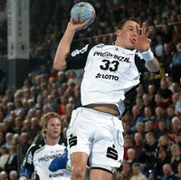 Dominik Klein (acht Tore) l�uft bei einem Tempogegensto� auf und davon und vollendet mit einem Sprungwurf.