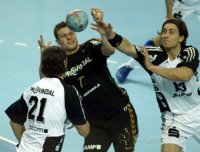 Knudsen wird von Jeppesen und Ahlm attackiert.