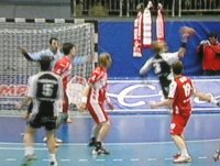 Pelle Linders (f�nf Treffer) setzt sich am Kreis durch.