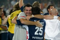 Innige Umarmung nach dem Hinspiel: TVG-Trainer Michael Roth und Alexander Petersson.