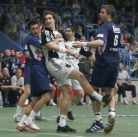 Marcus Ahlm zwischen Alexander Petersson und Andreas Oechsler.