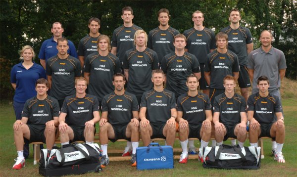 Oben von links: Betreuer Gierveld, Bode, Kubes, Bult, Glandorf, Przybecki;Mitte von links: Physioth. Loebnitz, Machulla, Myrhol, Lund, Stojkovic, Schepers, Trainer Lindgren;