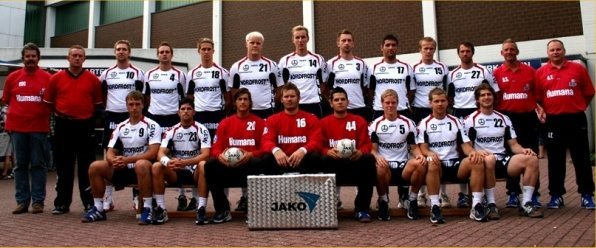 Stehend von links: Arzt Poppmann, Trainer Biegler, Schr�der, Hribar, Staszewski, Behrends, Bonath, Ljubanovic, Katzirz, Bedzikowski, O. K�hrmann, Betreuer Schumacher, Physioth. Thiel;